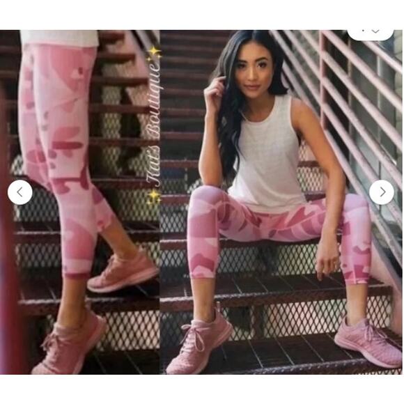 Zyia Active Pink Camo Light & Tight Pocket Capri Leggings Size 4 - Picture 1 of 8